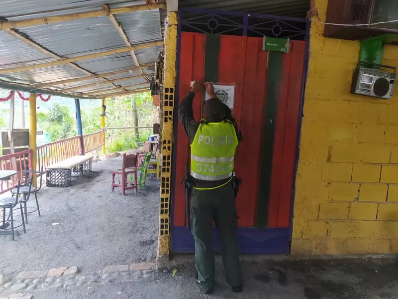 Sorprenden a más de 60 personas en una fiesta clandestina en Contratación