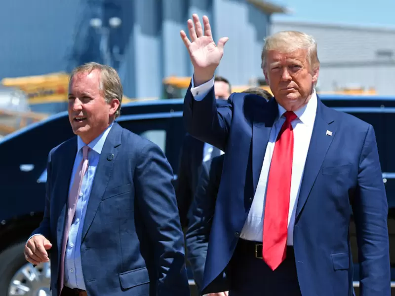 Presidente Donald Trump con el fiscal general de Texas, el republicano Ken Paxton