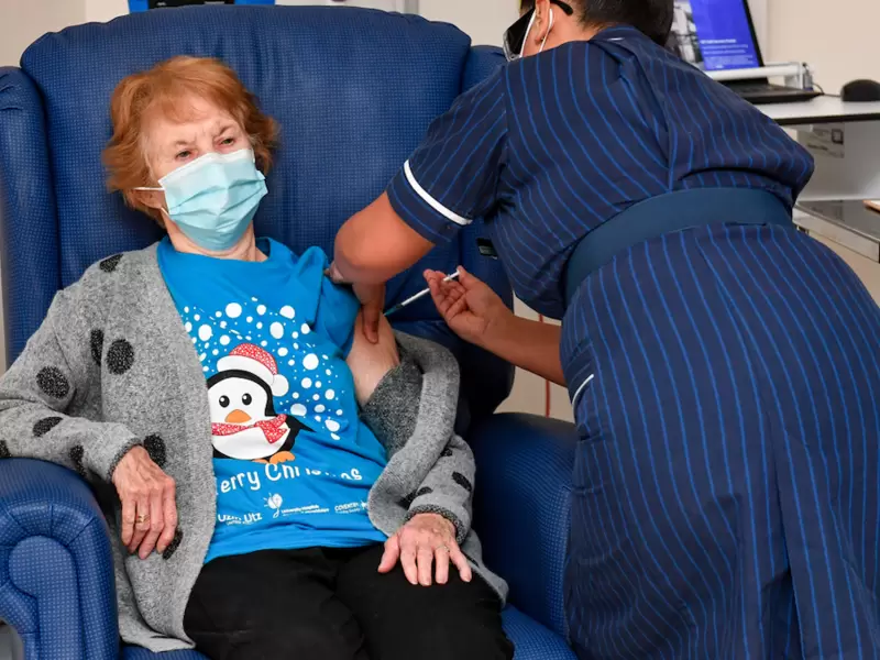 Margaret Keenan, una anciana de 90 años, fue la primera paciente del mundo en recibir la vacuna de Pfizer/BioNTech