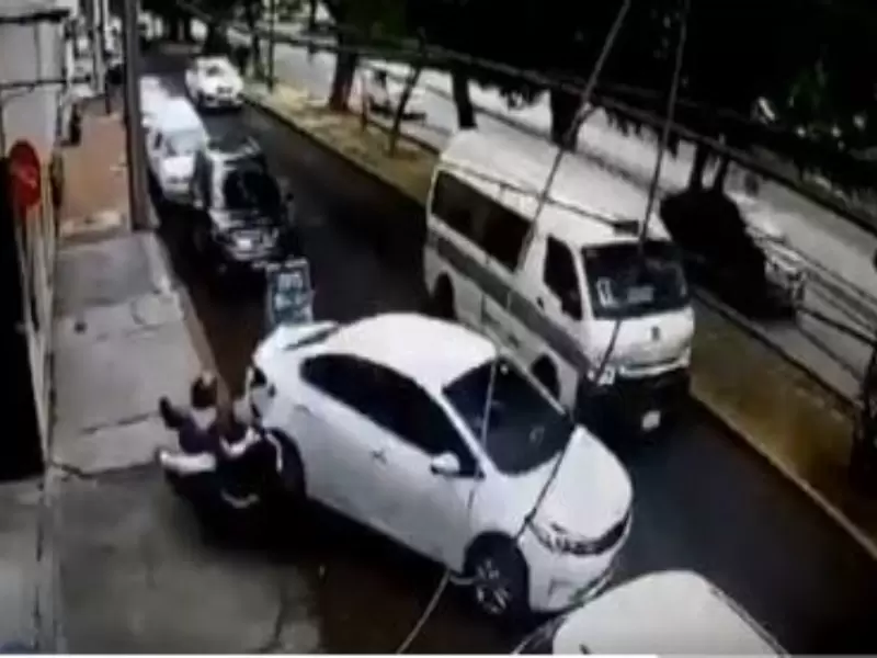 Conductor atropelló a ladrones que intentaron robarlo en México