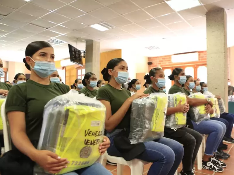 Mujeres auxiliares de policía en Antioquia reciben sus primeros uniformes.