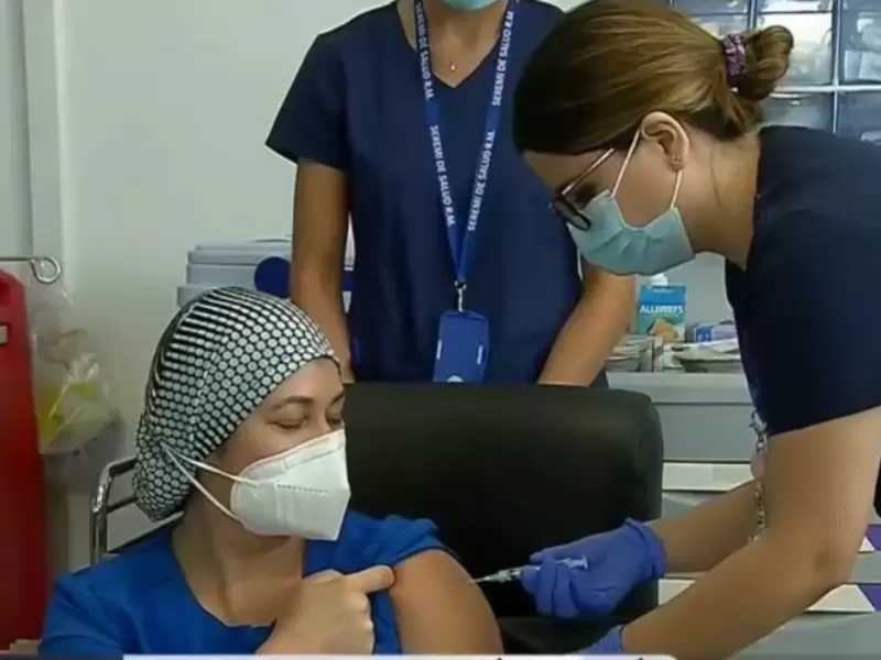 Zulma Riquelme, primera chile en recibir vacuna de Pfizer
