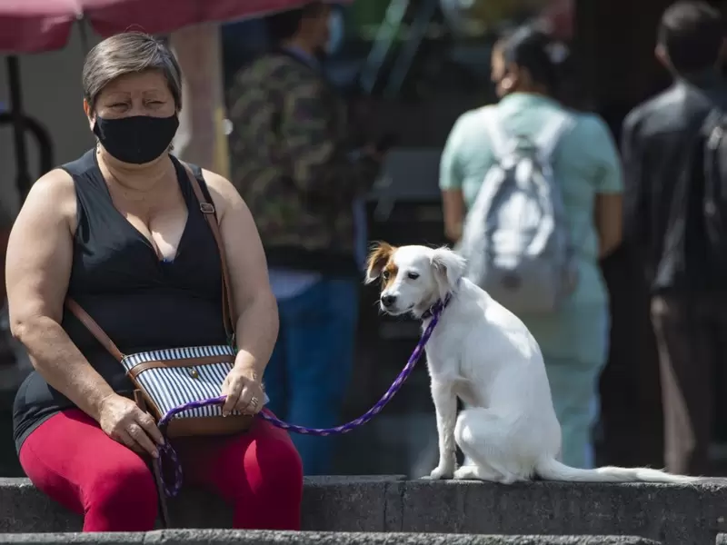 Coronavirus en Colombia - Mujer usa tapabocas como medida preventiva, en Bogotá.