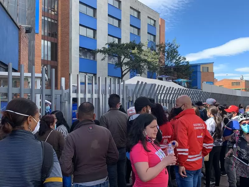 Pacientes a las afueras del hospital de Kennedy