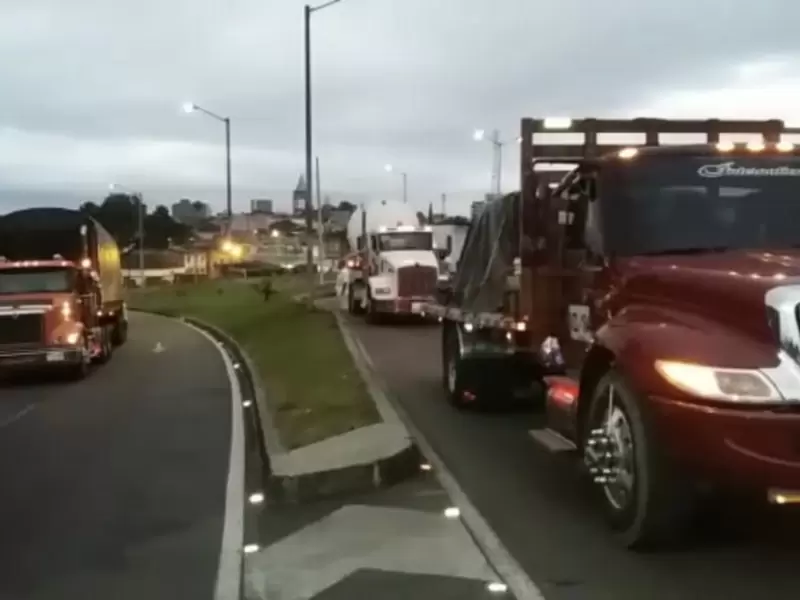 Alto flujo vehicular en la vía a La Línea genera fuerte represamiento de automotores
