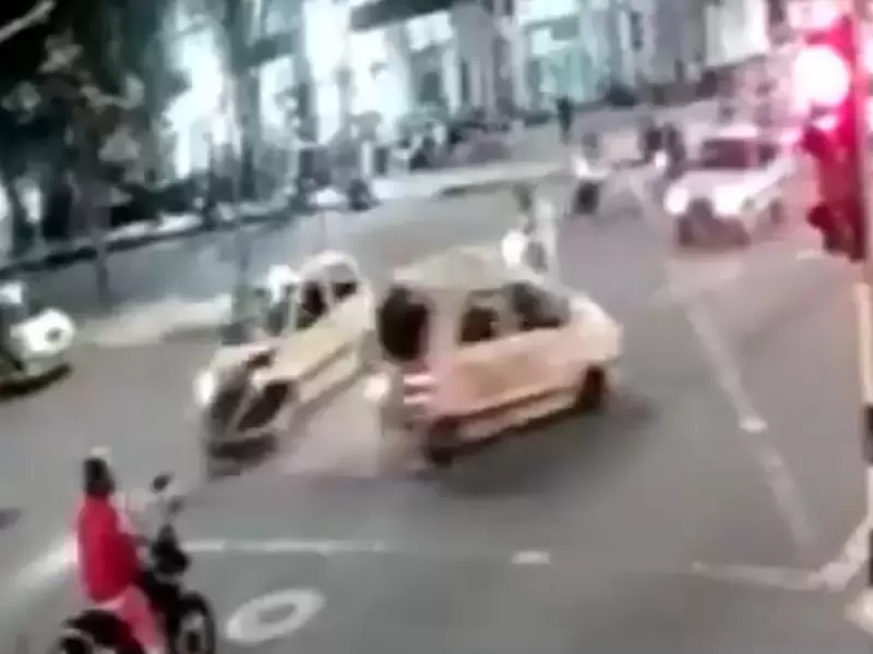 Choque entre dos taxis Choque entre dos taxis