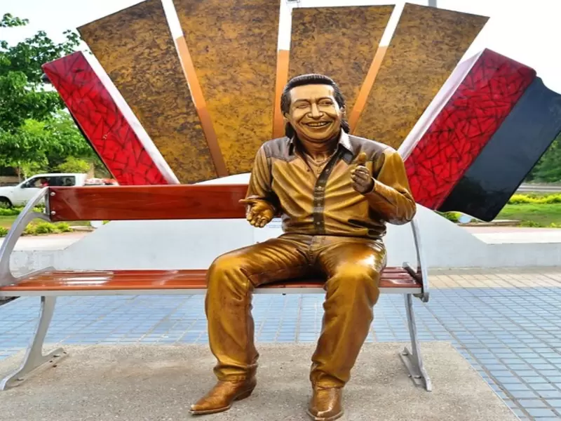 Estatua de Diomedes Díaz en Valledupar