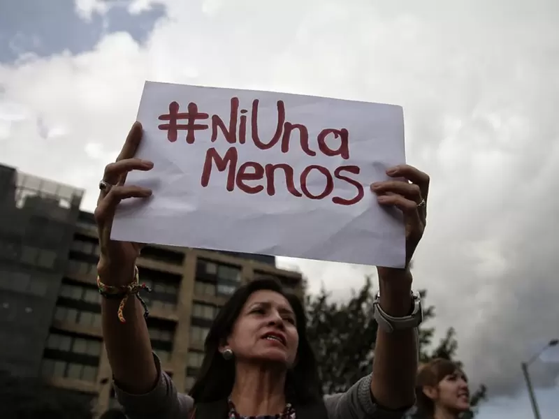 El profesor universitario está en el centro de una dura controversia por decir que el "feminicidio es un actor de amor" Protesta contra feminicidios en Bogotá