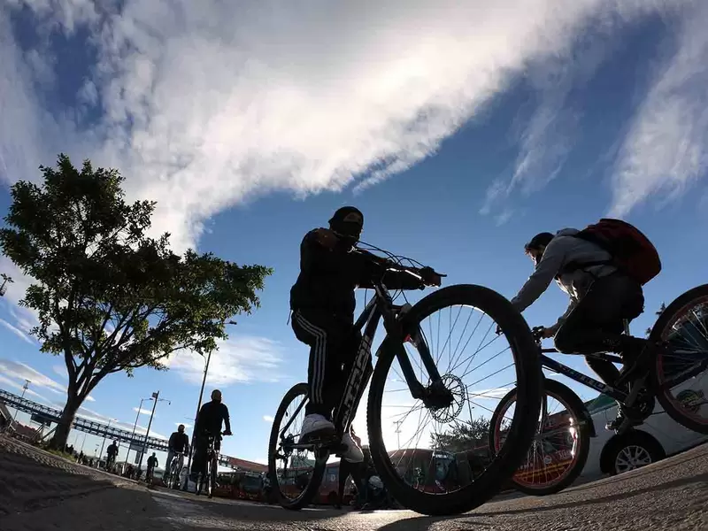 Ciclistas en localidad de Kennedy
