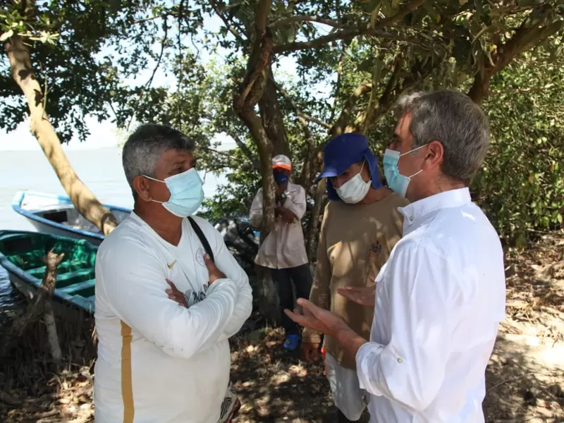 Ministro de Ambiente, Carlos Correa con la comunidad de la Ciénaga de Mallorquín.