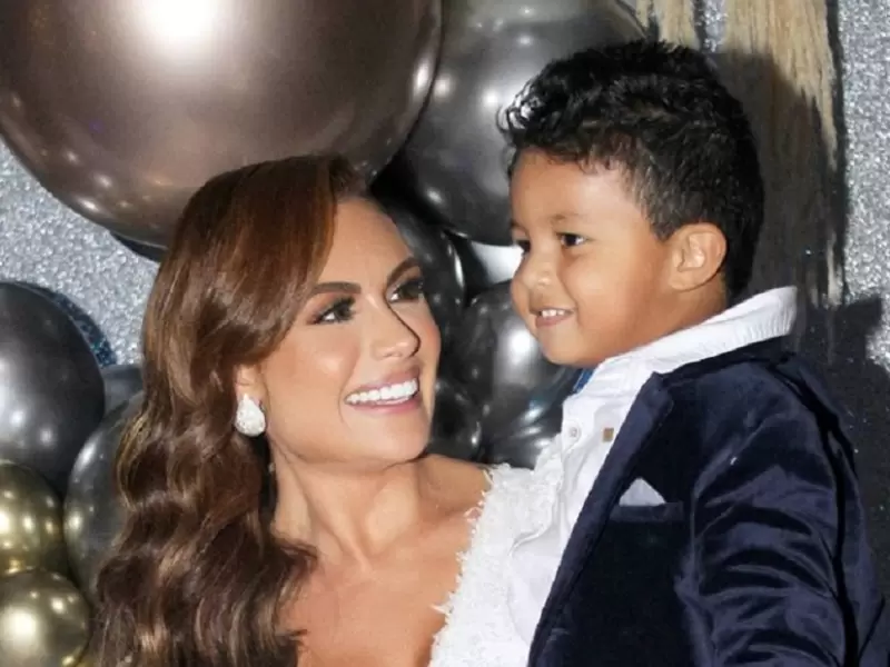 Sara Uribe y su hijo Sara Uribe y su hijo