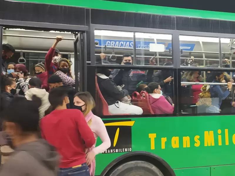 Transmilenio lleno en Bogotá durante el segundo pico de la pandemia