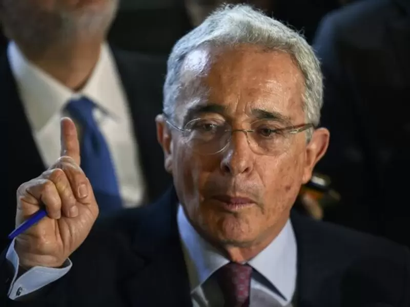 Exsenador Álvaro Uribe Vélez.