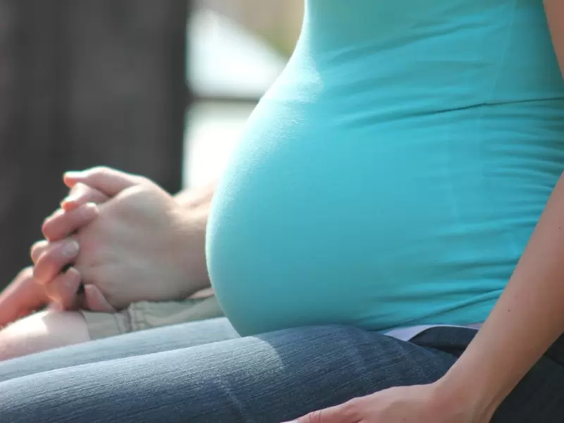 Niegan divorcio de mujer en embarazo