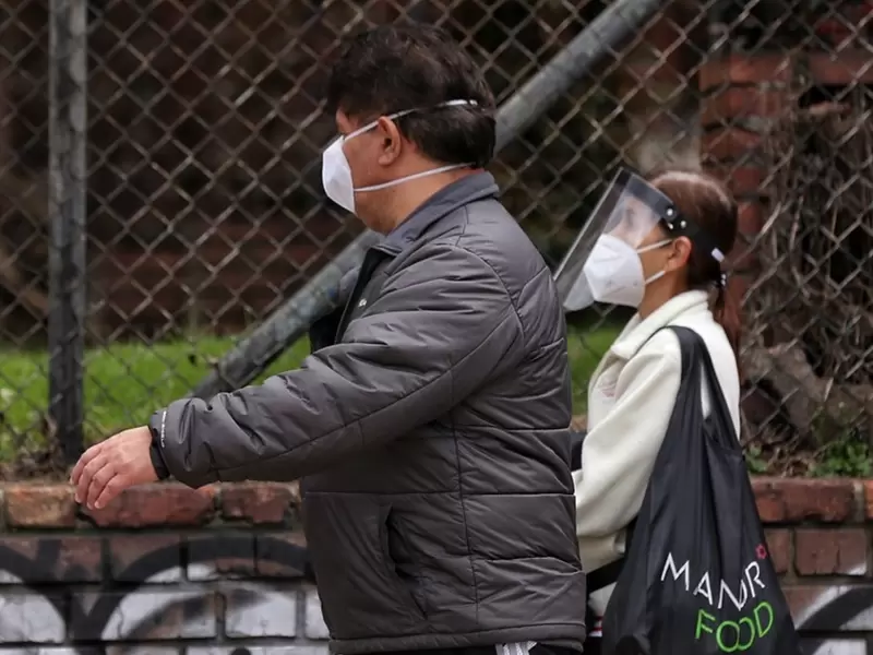Personas usan tapabocas en medio de pandemia en Colombia
