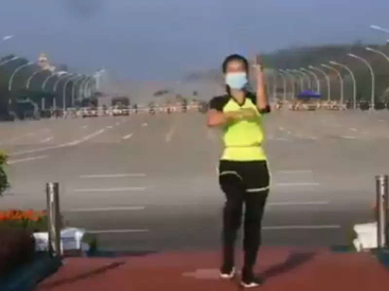 Mujer da clase de aeróbicos en pleno golpe de estado
