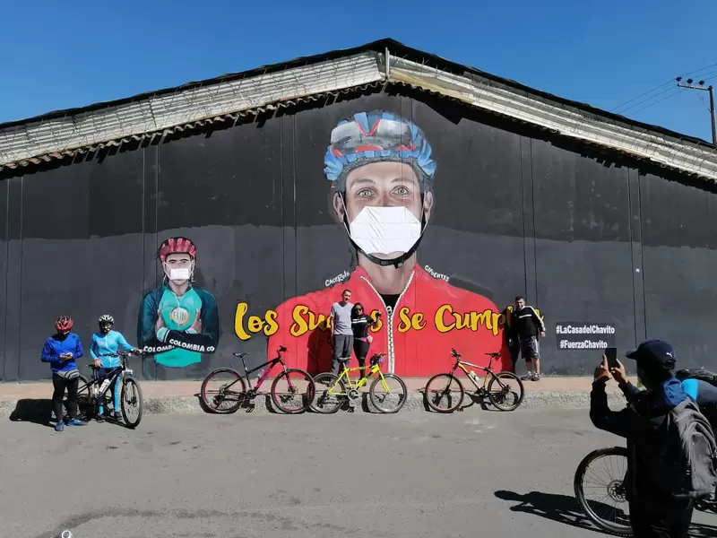 Mural de Esteban Chaves con tapabocas