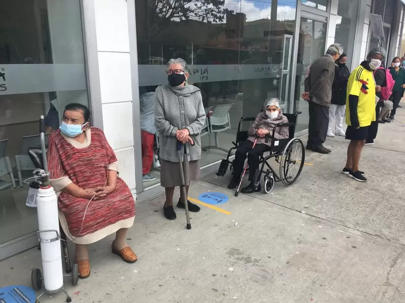 Ancianos esperando vacunación en Bogotá