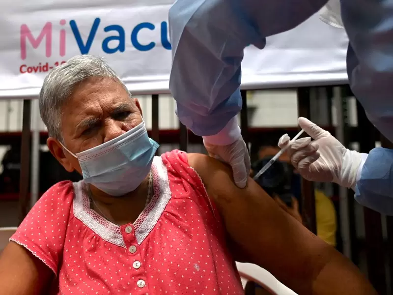 Mujer adulta mayor de 80 años vacunada contra el coronavirus.
