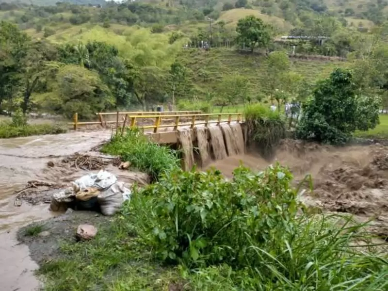 La creciente de la quebrada Puerto Frazadas en el municipio de Tuluá, originó un aumento de los niveles de río Bugalagrande dejando siete barrios inundados