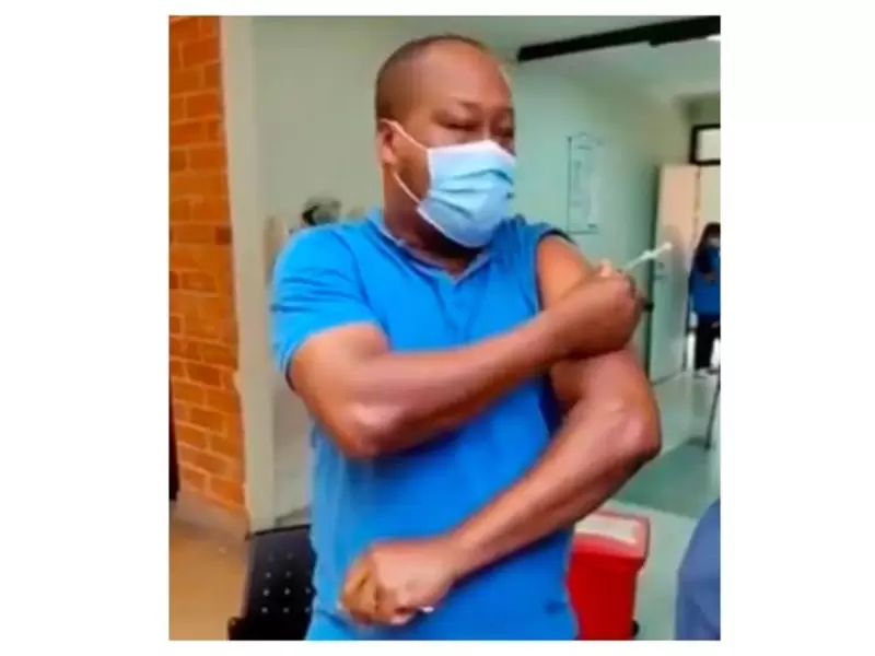 Braulio Hurtado Romaña aplicándose la vacuna. Braulio Hurtado Romaña aplicándose la vacuna.