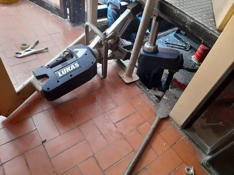 Ascensor desplomado en edificio de Cartagena