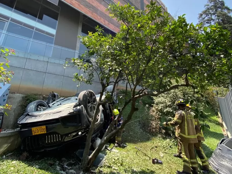 Camioneta que cayó de quinto piso de un parqueadero en Medellín Camioneta que cayó de quinto piso de un parqueadero en Medellín