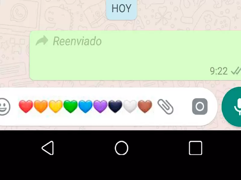 Chat de WhatsApp con corazones