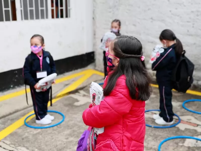 Colegios públicos en Bogotá se suman al modelo de alternancia