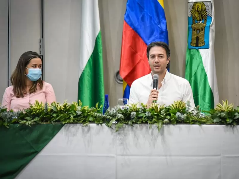 El alcalde de Medellín, Daniel Quintero, y su secretaria Privada, María Camila Villamizar.