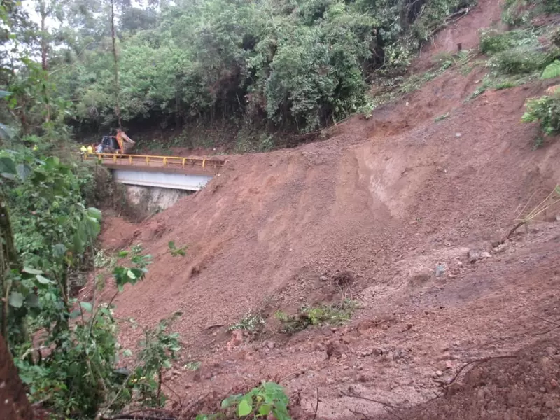Derrumbe en la vía principal de Caramanta, Antioquia.