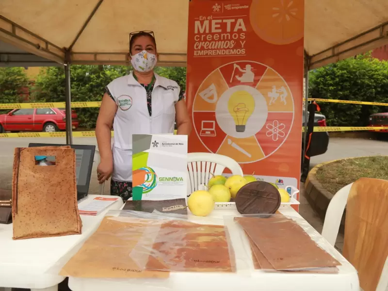 Producción de plástico con cáscara de maracuyá.