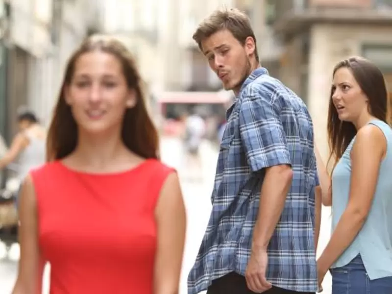 El meme del novio distraído