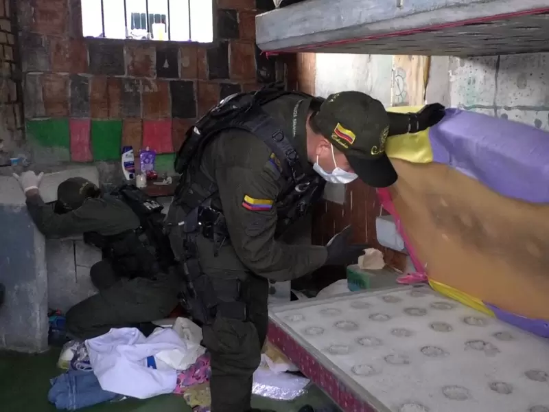 Armas cortopunzantes, teléfonos celulares y equipos de comunicación fueron hallados en el operativo.