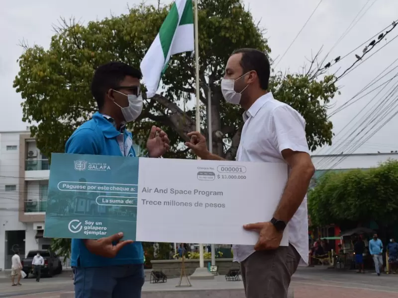 Estudiante seleccionado con beca para estudiar en programa de NASA