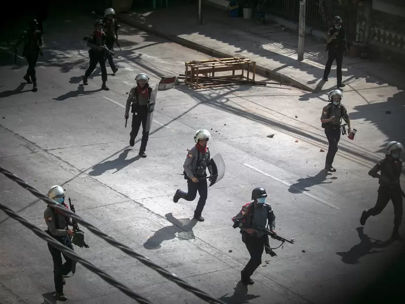 Policías en Birmania estarían usando munición real
