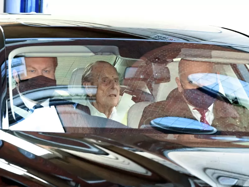 Príncipe Felipe, esposo de la Reina Isabel, saliendo del hospital