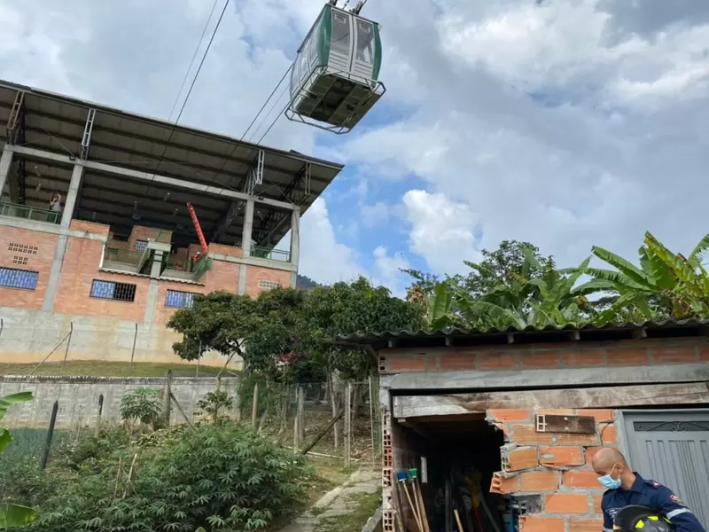 Así quedaron las casas tras el incidente con el cable Palmitas de Medellín.