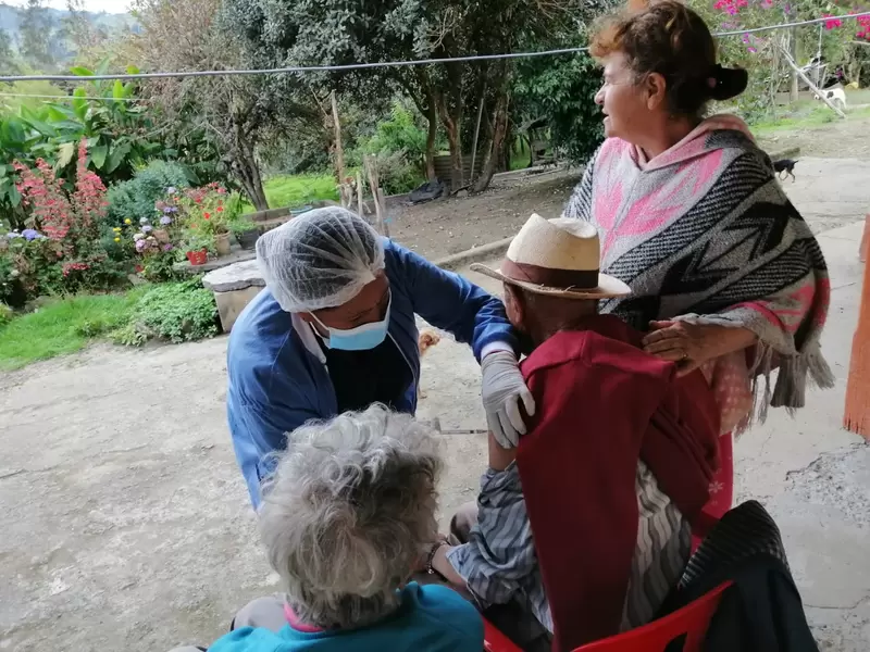 Equipo de vacunación en zonas remotas de Junín, Cundinamarca