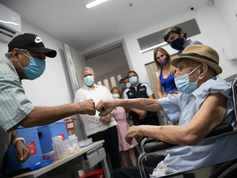 Adel Mass Arcón de 97 años se convierte en el vacunado un millón en Colombia