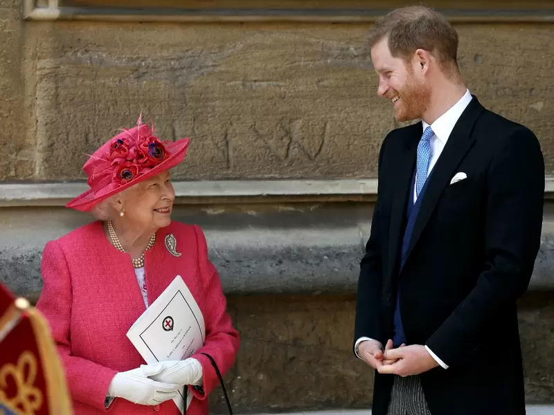 Reina Isabel II y el príncipe Harry Reina Isabel II y el príncipe Harry