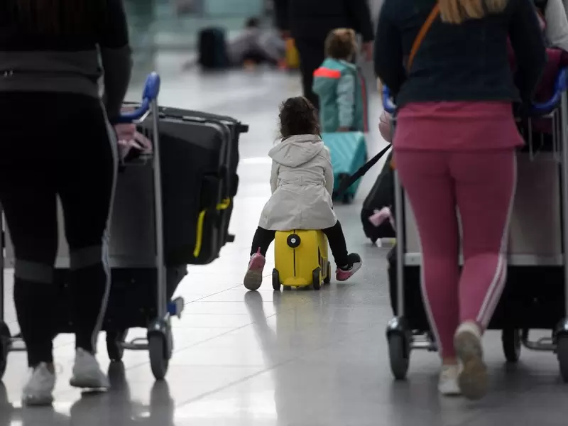 Viajeros en aeropuerto