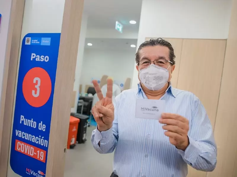 Fernando Ruiz Gómez recibe la vacuna Fernando Ruiz Gómez recibe la vacuna