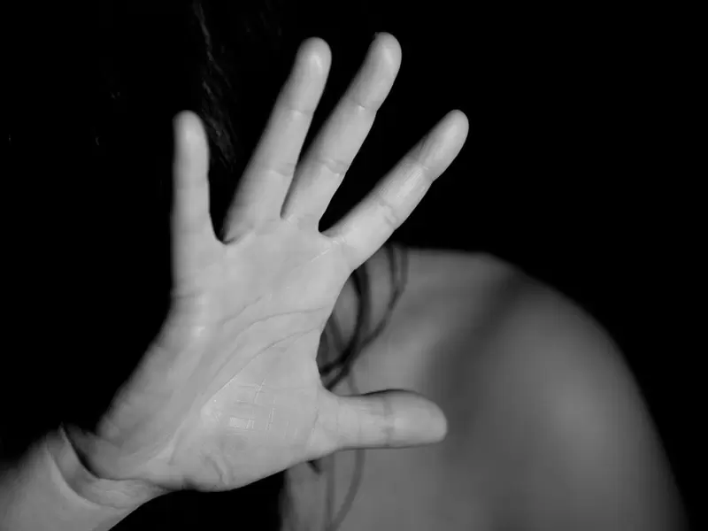 Violencia contra la mujer Abuso a una mujer en Embajada de Caracas en Grecia.