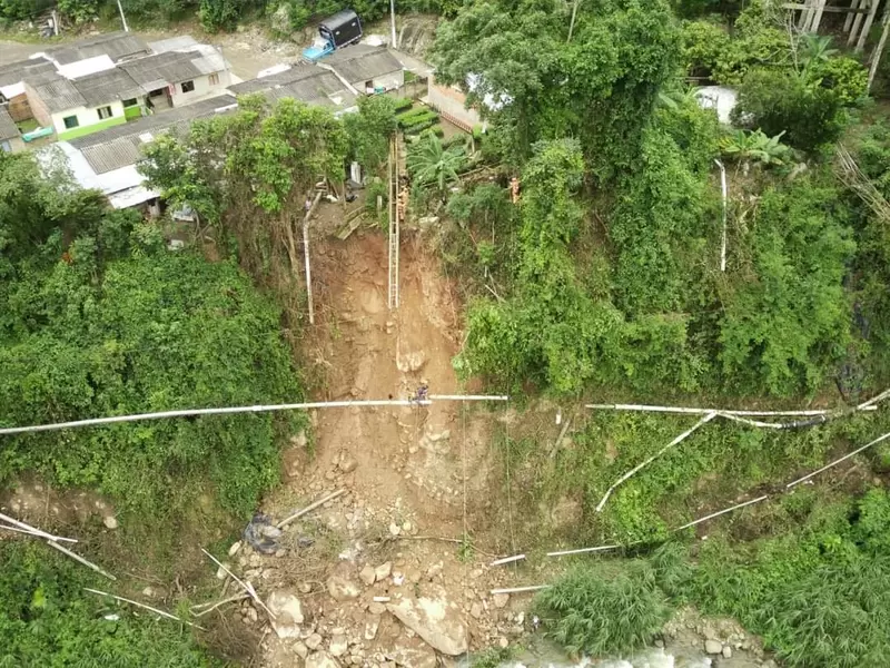 Mientras se supera la emergencia el aguas se distribuye en carrotanques.