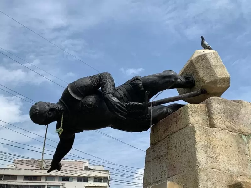 Valdalismo a la estátua de Sebastián de Belarcázar en Cali