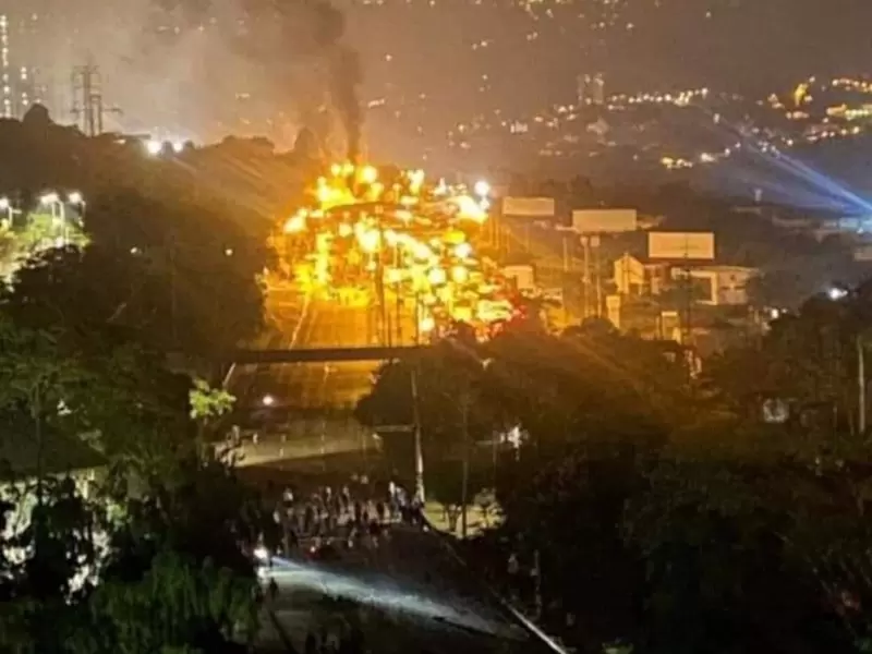 En medio de enfrentamientos con el Esmad, manifestantes incendiaron el 'peajito social'.