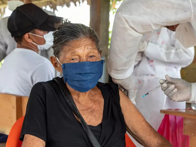 Vacunación contra covid-19 en Leticia