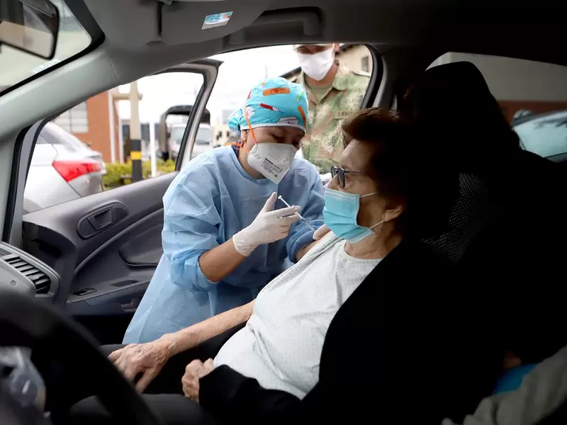 Vacunación sin bajarse del carro: así se está implementando em Bogotá
