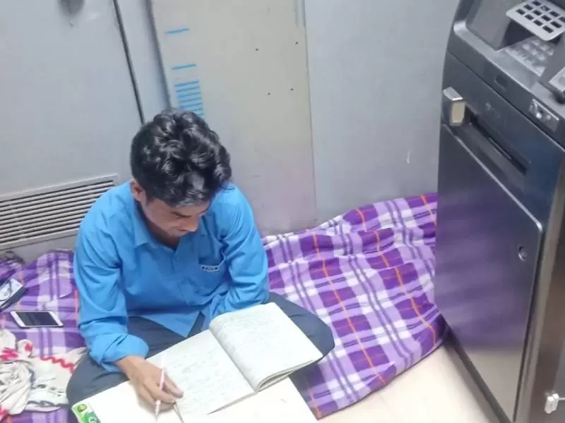 Vigilante estudia en cajero